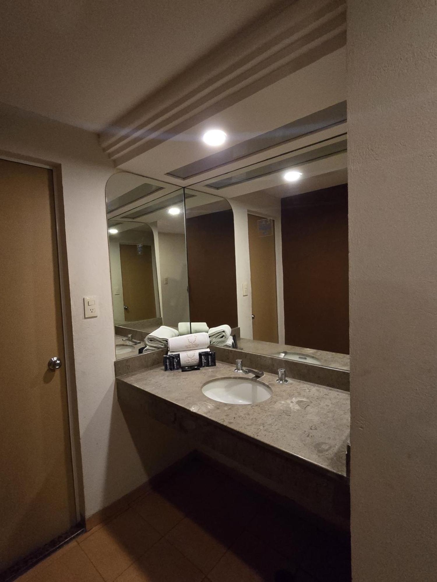Hotel Y Villas Gran Via Мексико Сити Екстериор снимка